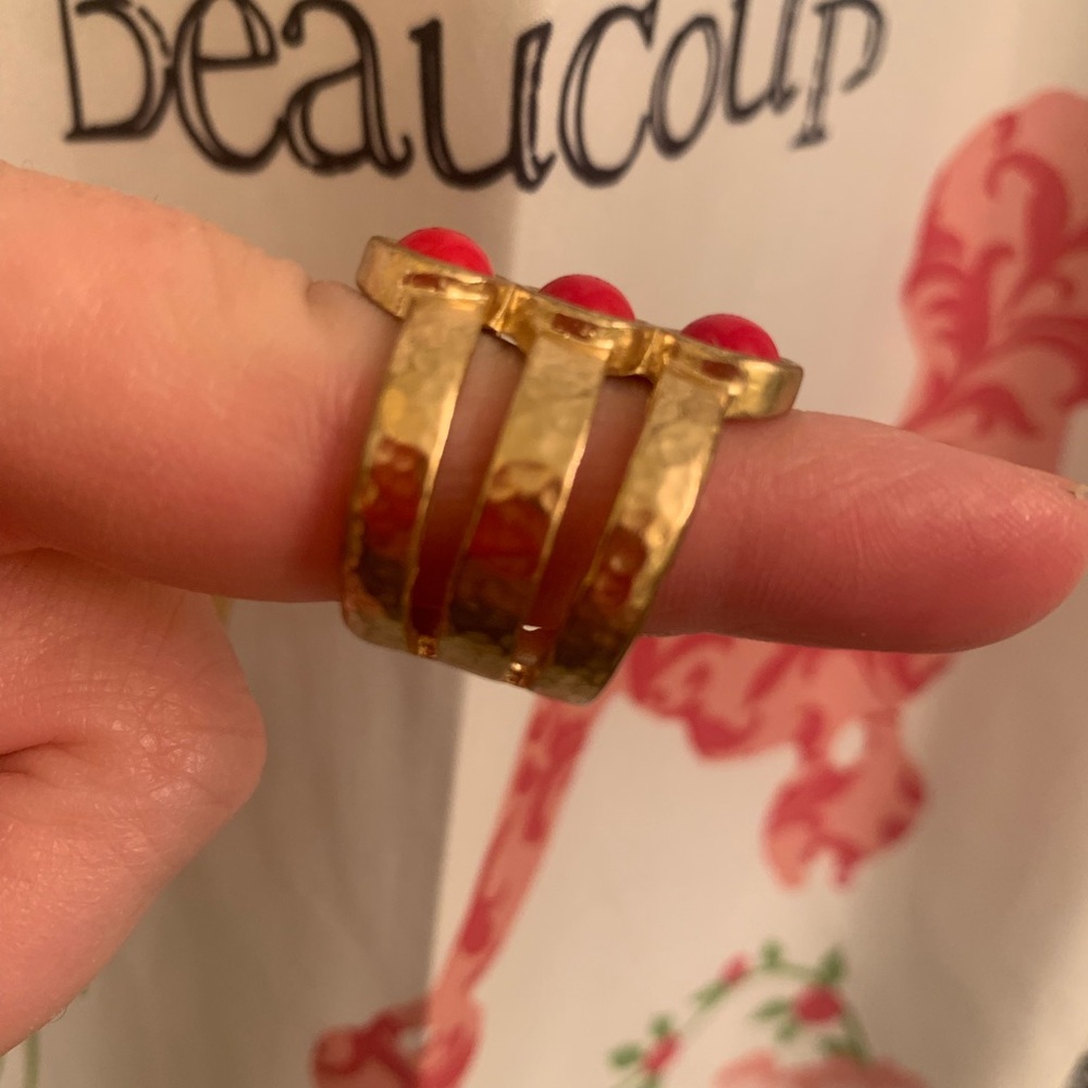 Chic Hammered Style Gold 3 band Ring with Red Beads - 7.5 - Picture 3 of 6